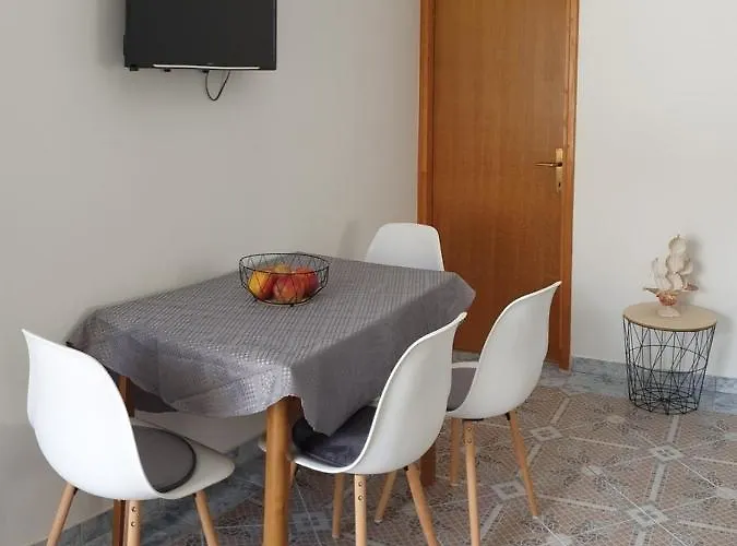 Appartamento With Parking Space - 21465 Vir